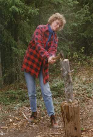 Sonja versucht Holz zu hacken