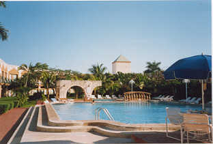 Pool des Holiday Inn Express in Cancun