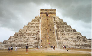 Die Pyramide El Castillo