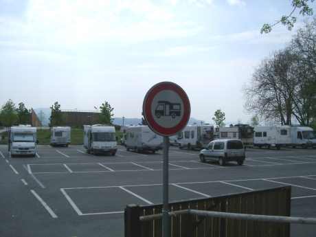 Womo-Verbotsschild in Verbania